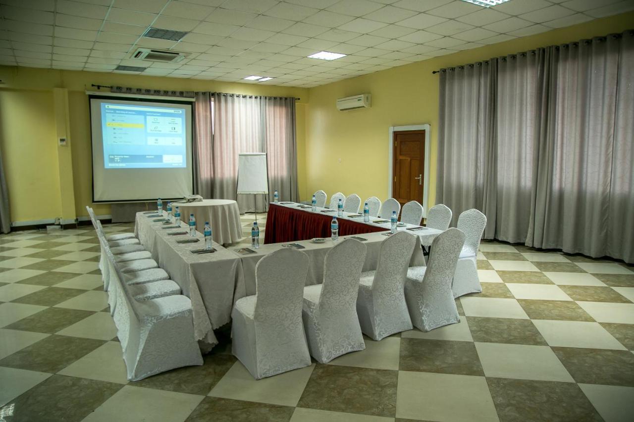 Kebbys Hotel Dar es Salaam Bagian luar foto