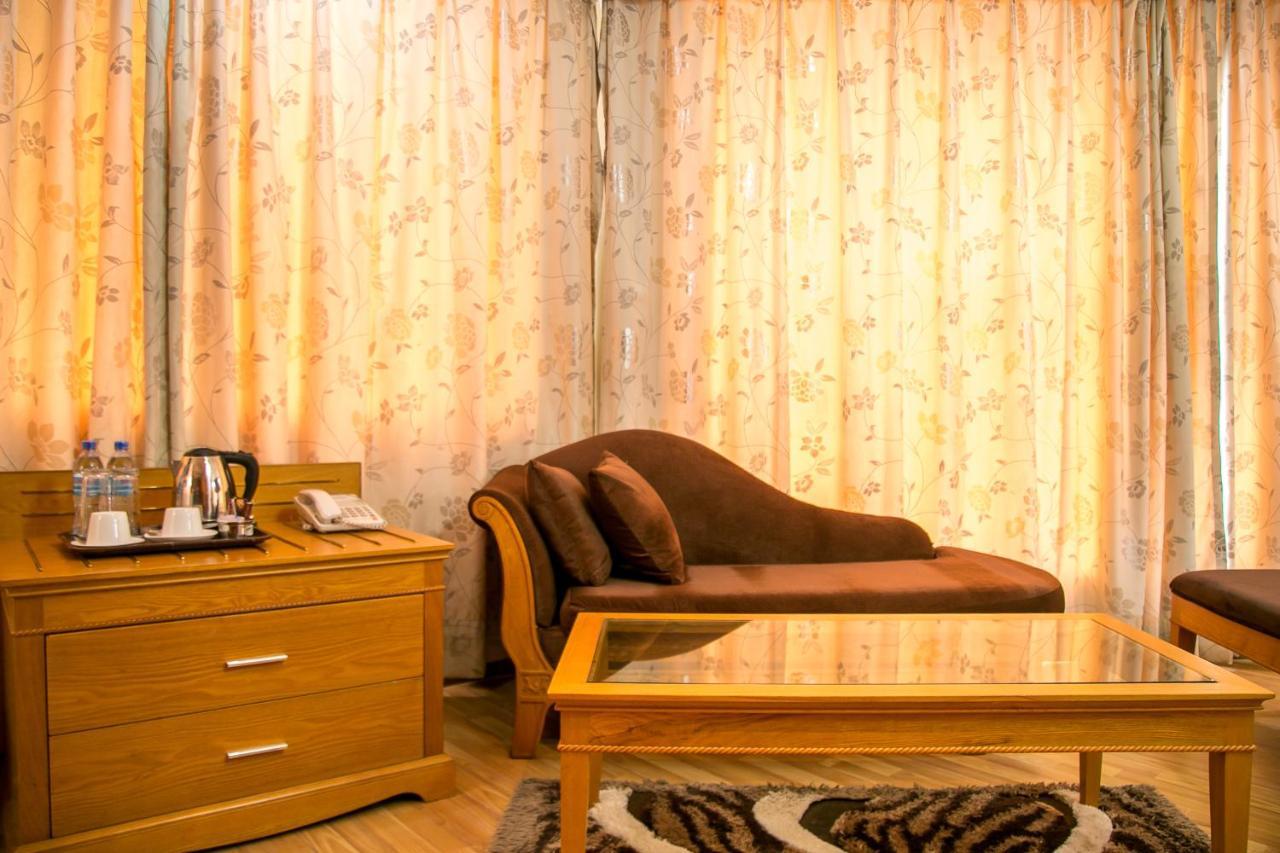 Kebbys Hotel Dar es Salaam Bagian luar foto