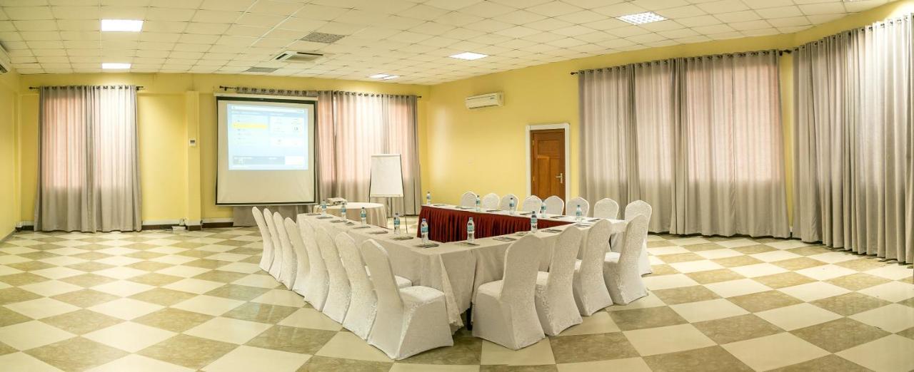Kebbys Hotel Dar es Salaam Bagian luar foto