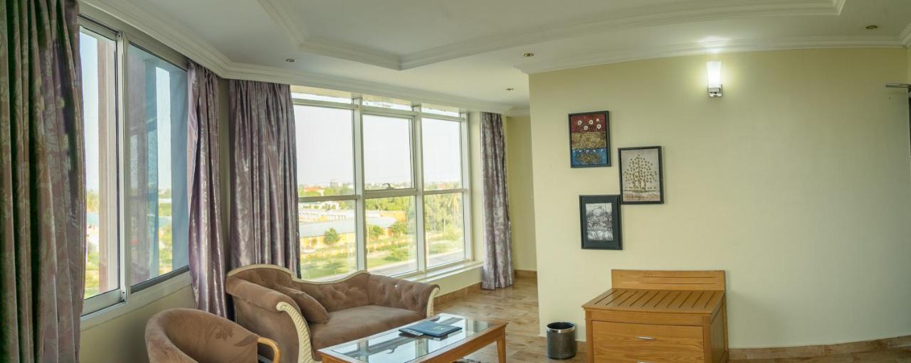 Kebbys Hotel Dar es Salaam Bagian luar foto