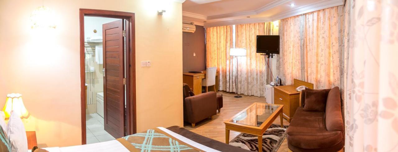 Kebbys Hotel Dar es Salaam Bagian luar foto