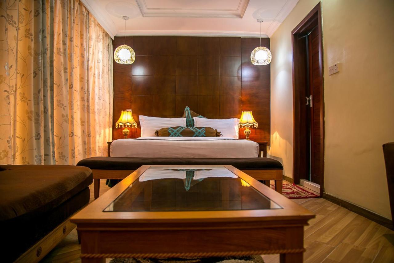 Kebbys Hotel Dar es Salaam Bagian luar foto