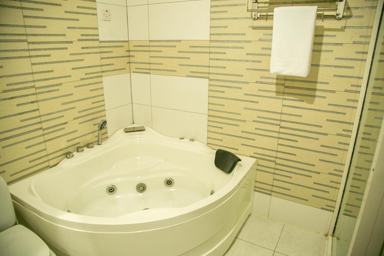 Kebbys Hotel Dar es Salaam Bagian luar foto